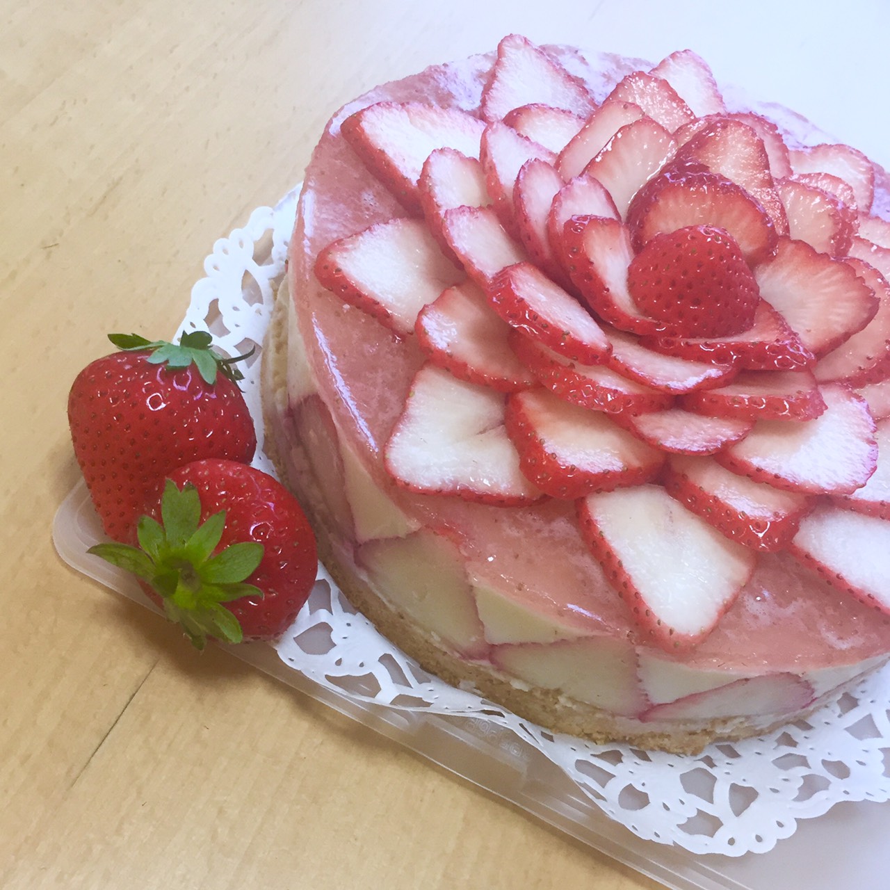 おうち時間にオススメ！いちごのレアチーズケーキ